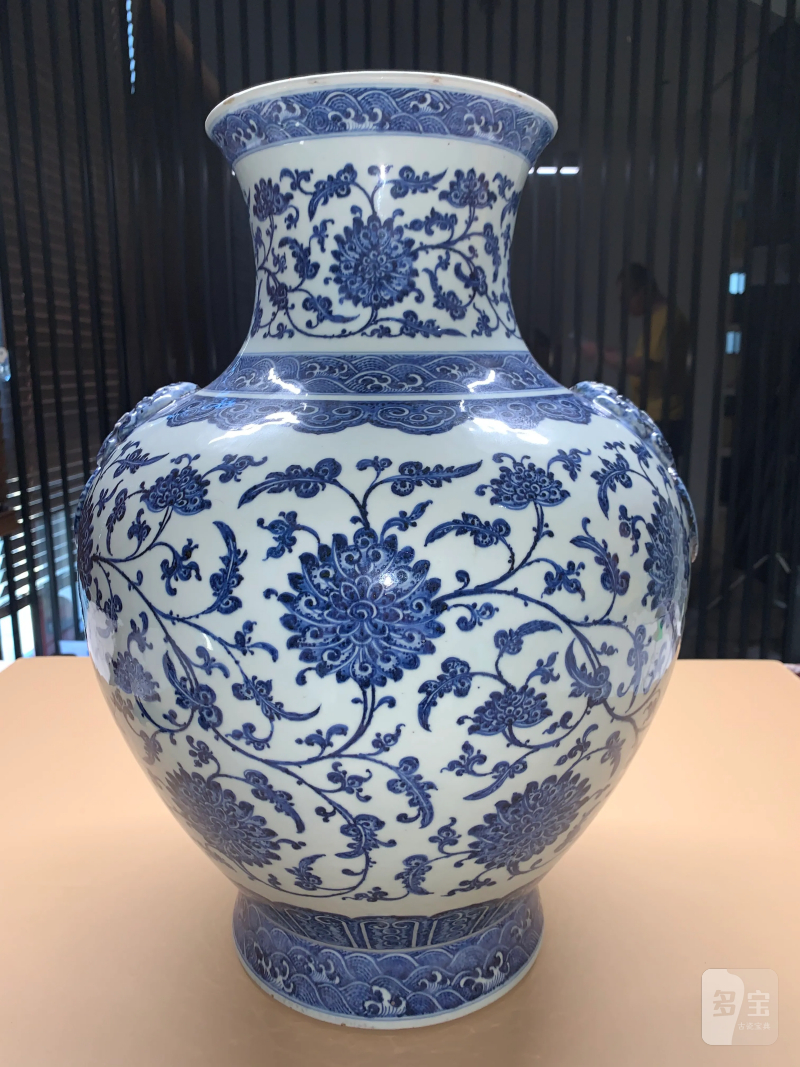 清乾隆 青花缠枝莲纹双铺首大尊 - 图2